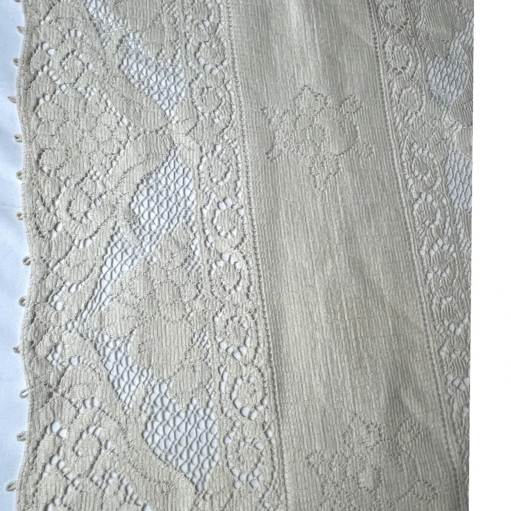 Vintage‎ Hand-Crocheted Filet Cotton Table Runner Embossed Floral Lace